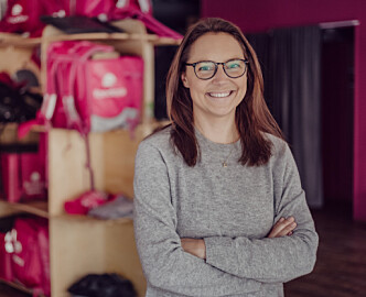 Elisabeth Myhre bruker ledererfaringen fra Forsvaret når hun erobrer Norge med rosa sykkelbud