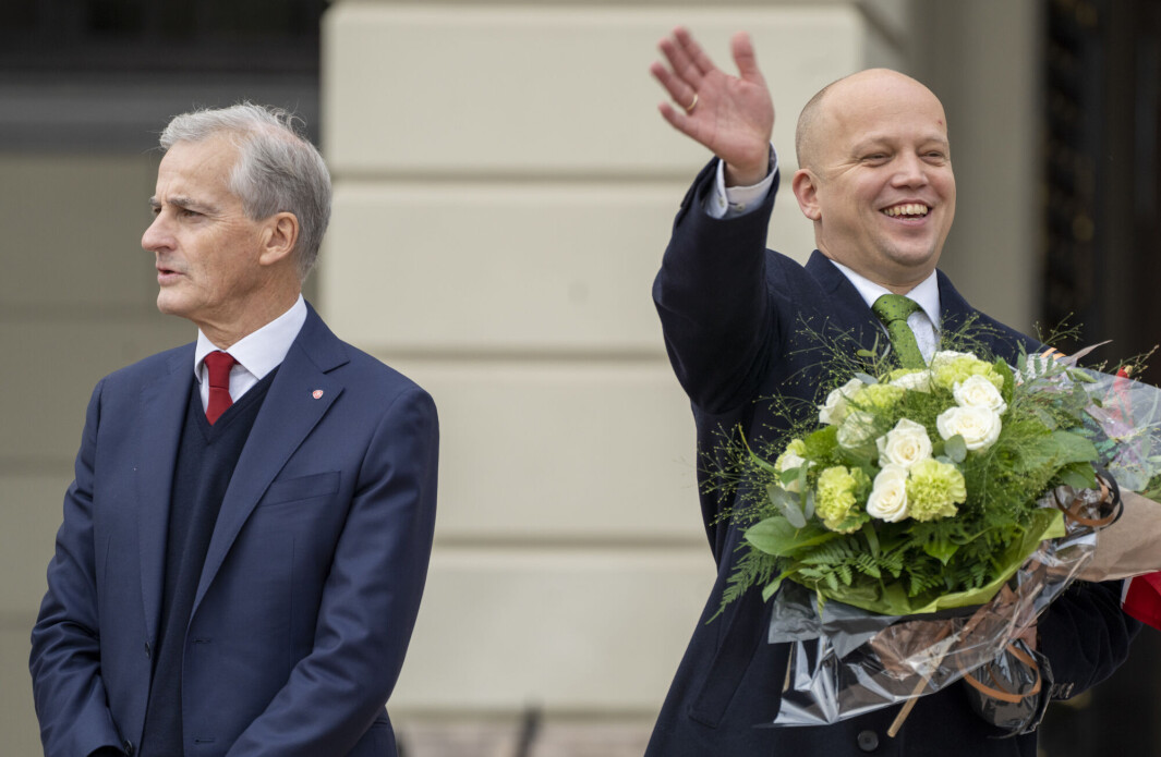 Statsminister Jonas Gahr Støre (Ap) og finansminister Trygve Magnus Slagsvold Vedum (Sp) med blomster på Slottsplassen etter regjeringens første statsråd på slottet. Statsminister Jonas Gahr Støre (Ap) og finansminister Trygve Magnus Slagsvold Vedum (Sp) med blomster på Slottsplassen etter regjeringens første statsråd på slottet.