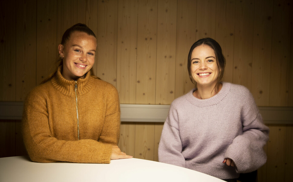 Marte Stenvaag (t.v.) og Ingrid Volden Smehagen har startet strikke-tech-startupen Dreamknit.