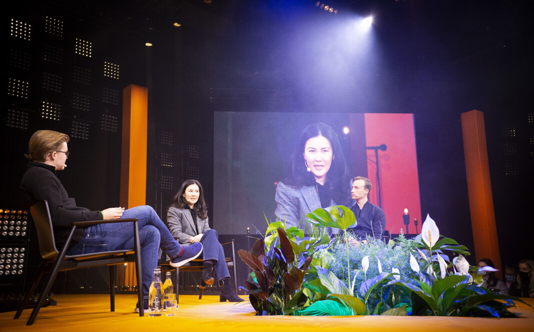Mikko Mäntylä (t.v.) intervjuer Luciana Lixandra og Andrew Reed (t.h.) i Sequoya på Slush. Mikko Mäntylä (t.v.) intervjuer Luciana Lixandra og Andrew Reed (t.h.) i Sequoya på Slush.
