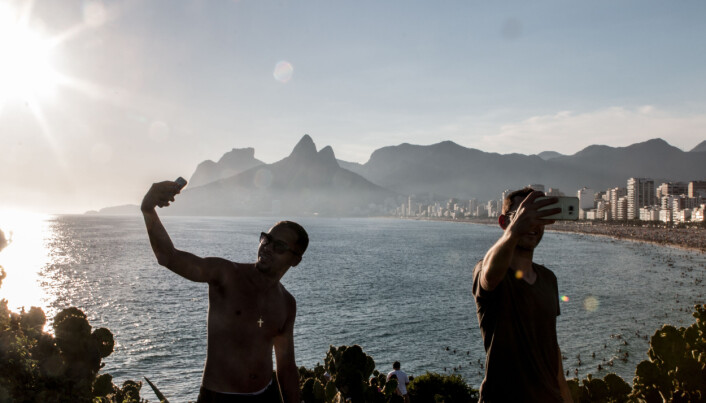 Brasilianere elsker som mobiltelefon og er verdensmestere i selfies. Her ved Ipanema-stranden i Rio de Janeiro første juledag for noen år siden