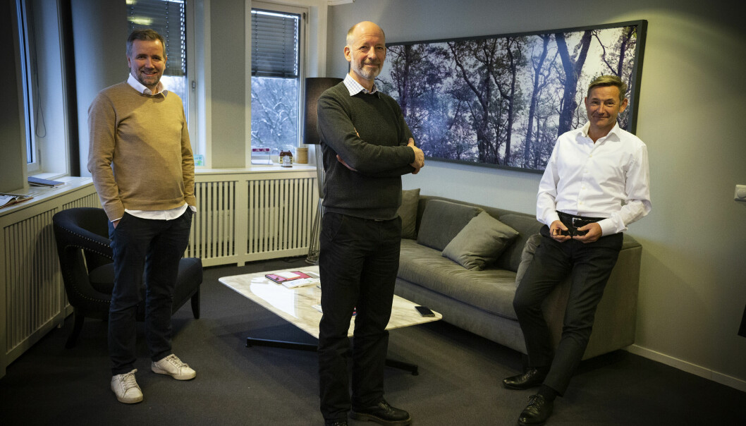 Gründer Jørgen Kadal i Complai (i midten), med investorene Kaare Helle (t.v.) i DNV Ventures og Erik Langaker i Vestland Invest (t.h.).