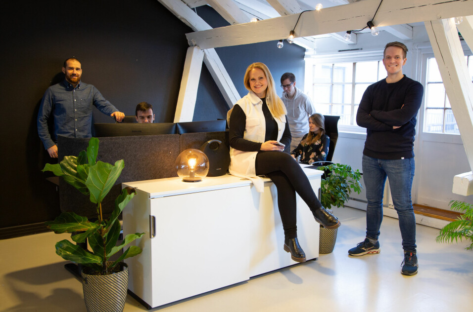 Bilde fra Knips sitt kontor i Oslo hvor syv av selskapets ansatte jobber, i tillegg har selskapet to ansatte remote. I forgrunnen står selskapets gründere Lilja M. H. Guthu og David Isak Hansen.