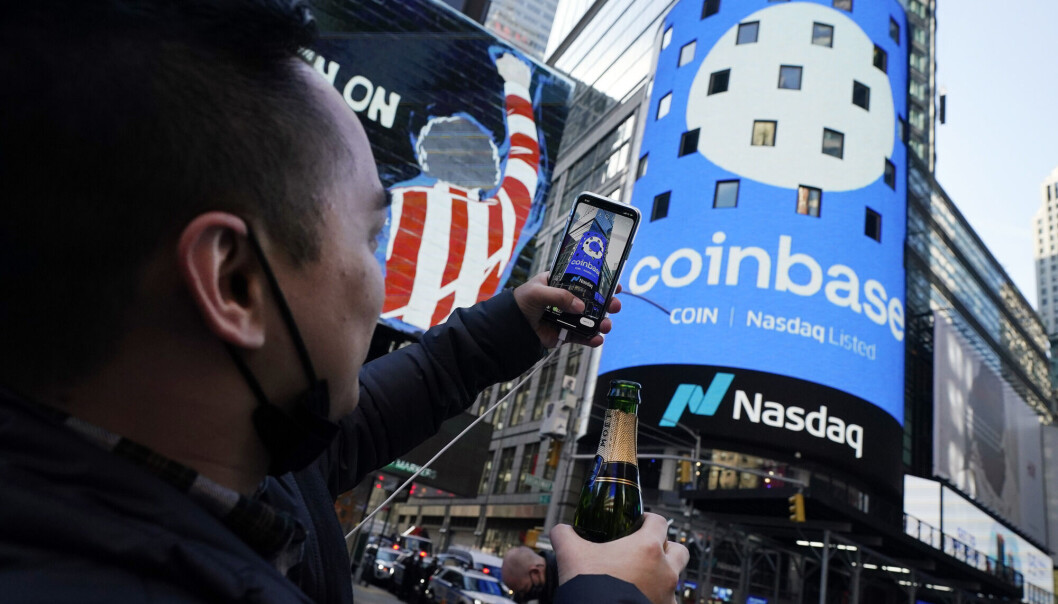 En mann feirer med champagne at Coinbase gikk på børs i 2021. Siden debuten har verdien falt med 50 prosent. En mann feirer med champagne at Coinbase gikk på børs i 2021. Siden debuten har verdien falt med 50 prosent.