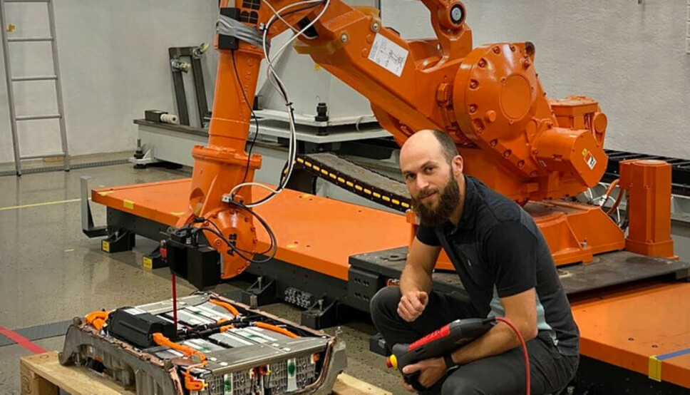Førsteamanuensis Martin Choux utvikler her et automatisk system styrt av kunstig intelligens for å demontere el-batterier. Han og kolleger ved UiA har fått midler fra EUs Horisont Europa-program til enda mer batteriforskning.
