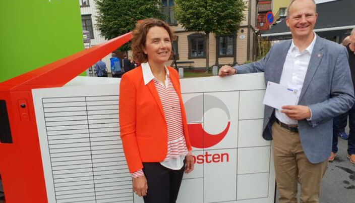 Konsernsjef Tone Wille i Posten skrev den historiske brevet som samferdselsminister Ketil Solvik-Olsen kunne hente ut fra verdens første selvgående brev -og pakkerobot i 2018. To år senere var det slutt på autonomi-satsingen. Konsernsjef Tone Wille i Posten skrev den historiske brevet som samferdselsminister Ketil Solvik-Olsen kunne hente ut fra verdens første selvgående brev -og pakkerobot i 2018. To år senere var det slutt på autonomi-satsingen.