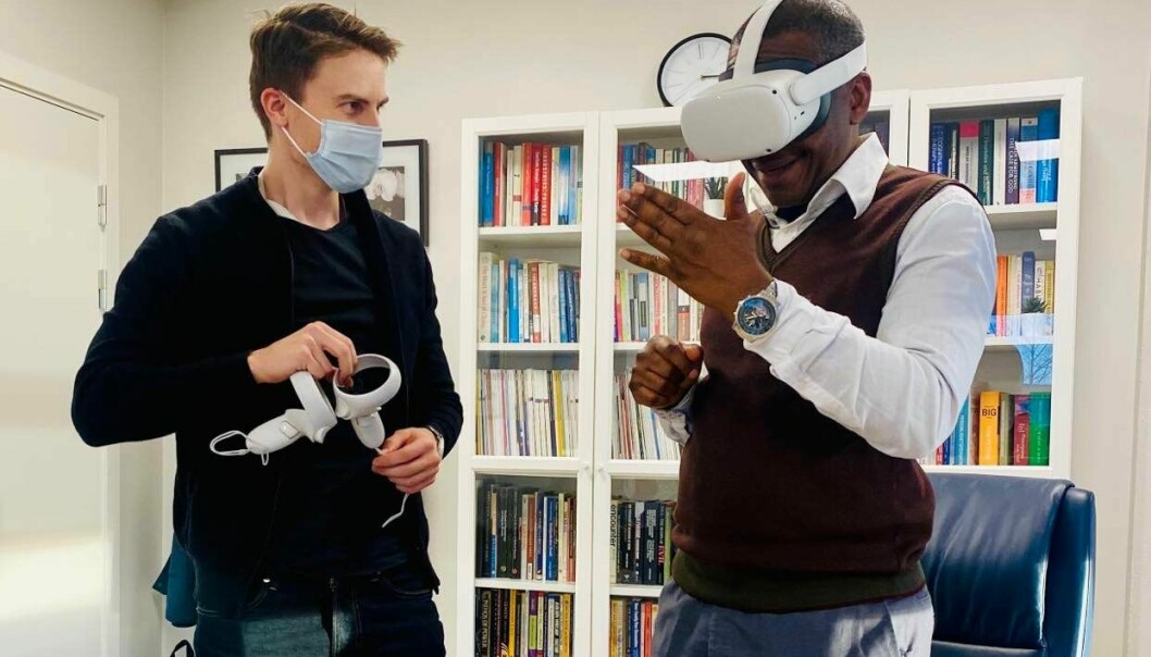 Lars Vågnes og psykolog Toby Uche Mbamalu tester ut VR-løsningen til Yatek.