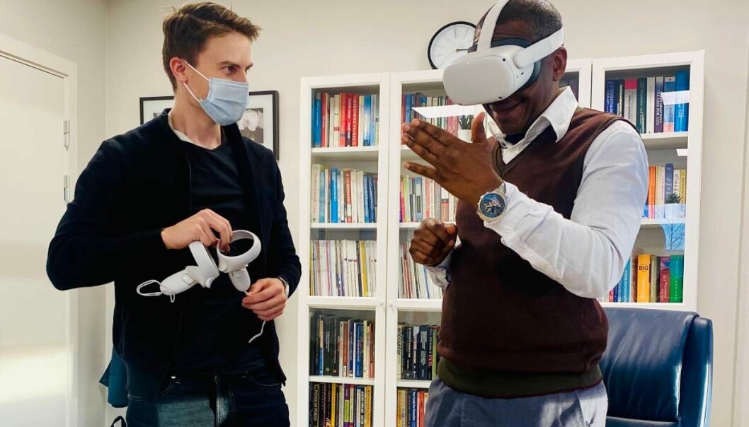 Lars Vågnes og psykolog Toby Uche Mbamalu tester ut VR-løsningen til Yatek. Lars Vågnes og psykolog Toby Uche Mbamalu tester ut VR-løsningen til Yatek.