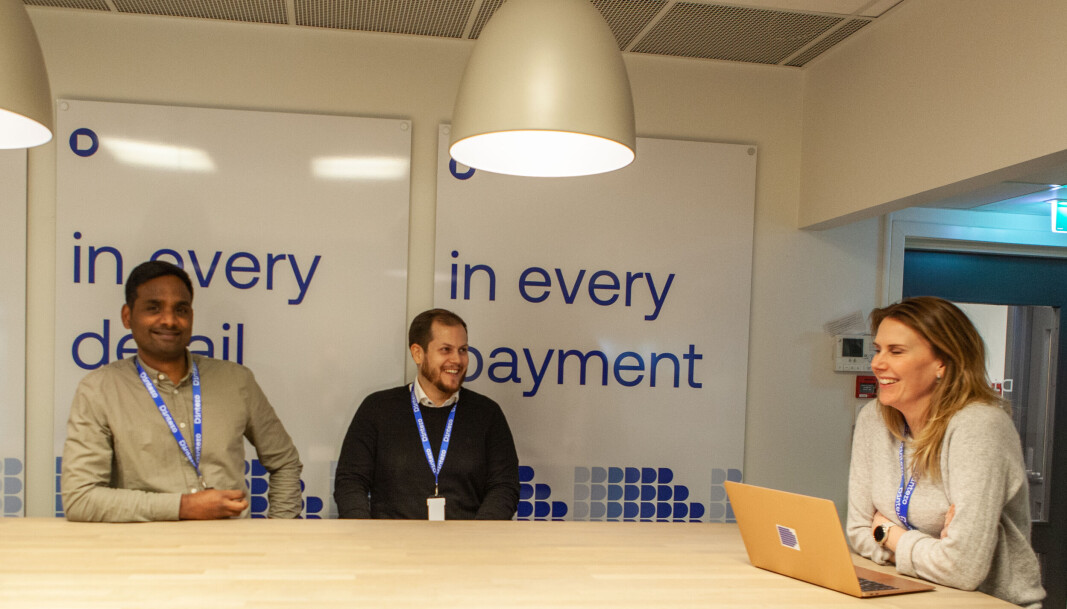 Daglig leder Daro Navaratnam, growth manager Magnus Gleditsch og markedsjef Kaja Amundsen Tenfjord har samlet seg rundt kjøkkenbordet i Dinteros nye kontorlokaler i Nydalen i Oslo Daglig leder Daro Navaratnam, growth manager Magnus Gleditsch og markedsjef Kaja Amundsen Tenfjord har samlet seg rundt kjøkkenbordet i Dinteros nye kontorlokaler i Nydalen i Oslo