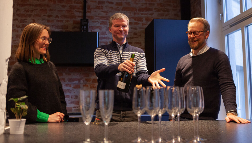 Frid-full feiring. Med navnebyttet fra Visonomic til Frid i boks, og en app klar til å sendes ut til flere pilottestere, kunne gündertrioen Guro Sollien Eriksrud, Espen Ellevseth og Erik Harstad sprette champagnen for å feire. Frid-full feiring. Med navnebyttet fra Visonomic til Frid i boks, og en app klar til å sendes ut til flere pilottestere, kunne gündertrioen Guro Sollien Eriksrud, Espen Ellevseth og Erik Harstad sprette champagnen for å feire.