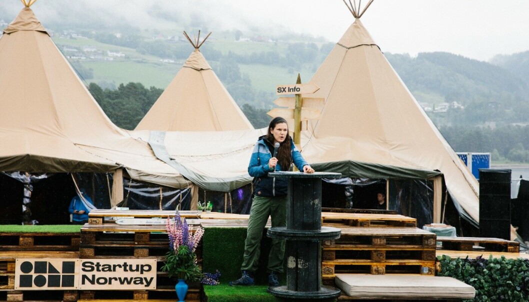 Maja Adriansen snakker til deltagerne foran den klassiske Startup Extreme-lavvo-leiren i like klassisk vestlandsk ruskevær. Maja Adriansen snakker til deltagerne foran den klassiske Startup Extreme-lavvo-leiren i like klassisk vestlandsk ruskevær.