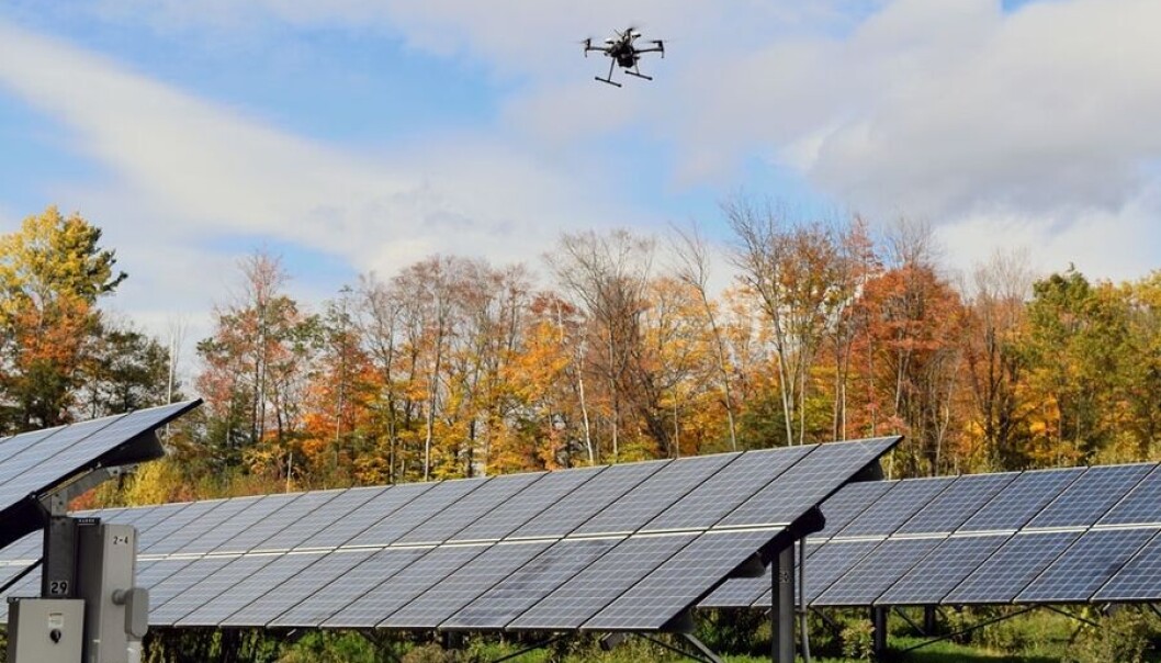 Med plattformen til Raptor Maps kan data fra for eksempel inspeksjoner ved hjelp av droner mates automatisk inn i systemet, og gi solenergi-operatørene bedre innsikt i status for anlegget. Med plattformen til Raptor Maps kan data fra for eksempel inspeksjoner ved hjelp av droner mates automatisk inn i systemet, og gi solenergi-operatørene bedre innsikt i status for anlegget.