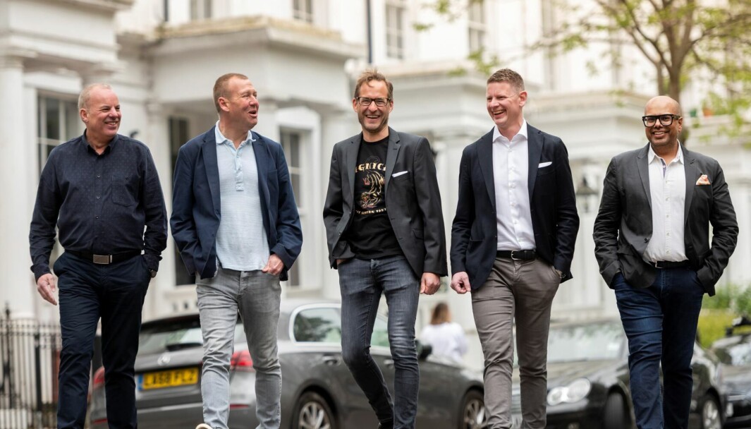 Oppkjøpsglede i London: Fra venstre: Terry Chow (Sphonic), Andy Lee (Sphonic), Asger Hattel (Signicat), Joakim Harging (Signicat), Riten Gohil (Sphonic). Oppkjøpsglede i London: Fra venstre: Terry Chow (Sphonic), Andy Lee (Sphonic), Asger Hattel (Signicat), Joakim Harging (Signicat), Riten Gohil (Sphonic).