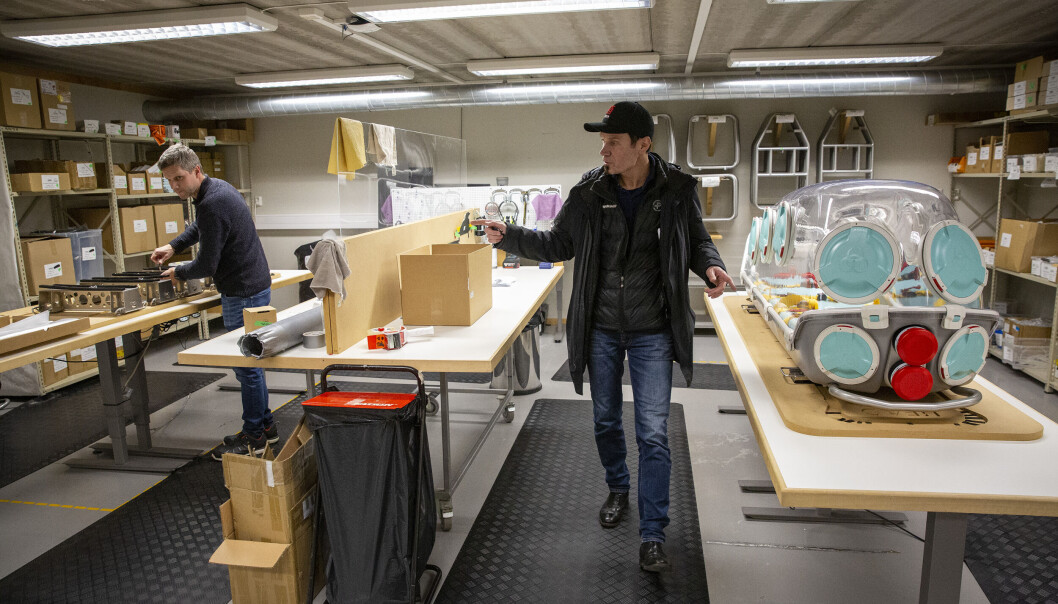 Epiguards isolasjonsbårer blir fortsatt montert i byggene på Torsnes, til tross for den store etterspørselen. Epiguards isolasjonsbårer blir fortsatt montert i byggene på Torsnes, til tross for den store etterspørselen.