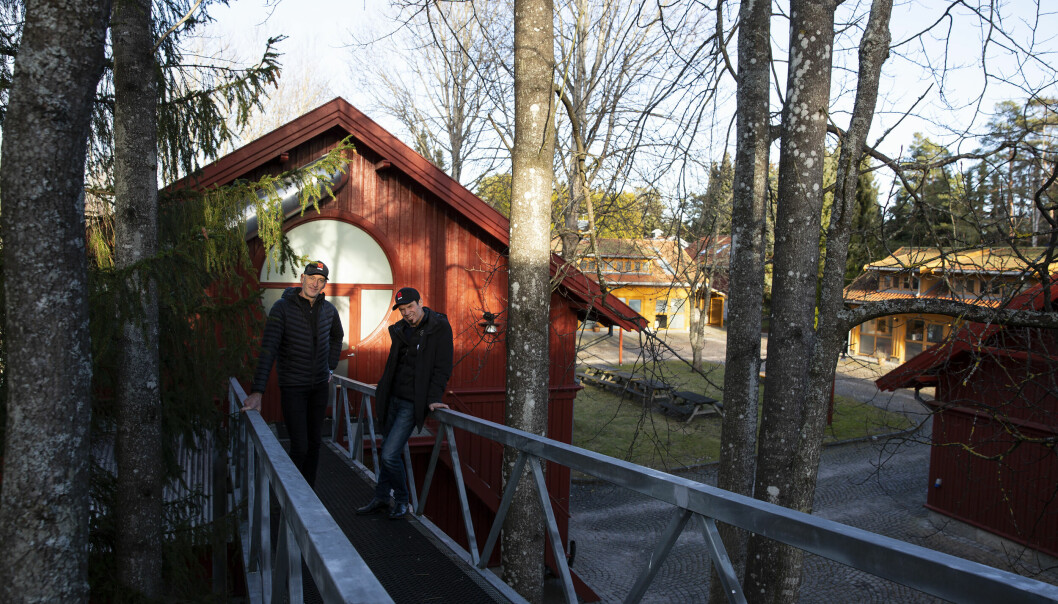 Mellom skoger og jorder på Torsnes utenfor Fredrikstad har Bård Eker og hans kompanjong Victor Rosenvinge (t.h.) bygget opp et tun med ulike verkstedhaller, der de er med på å utvikle internasjonalt kjente merkevarer.