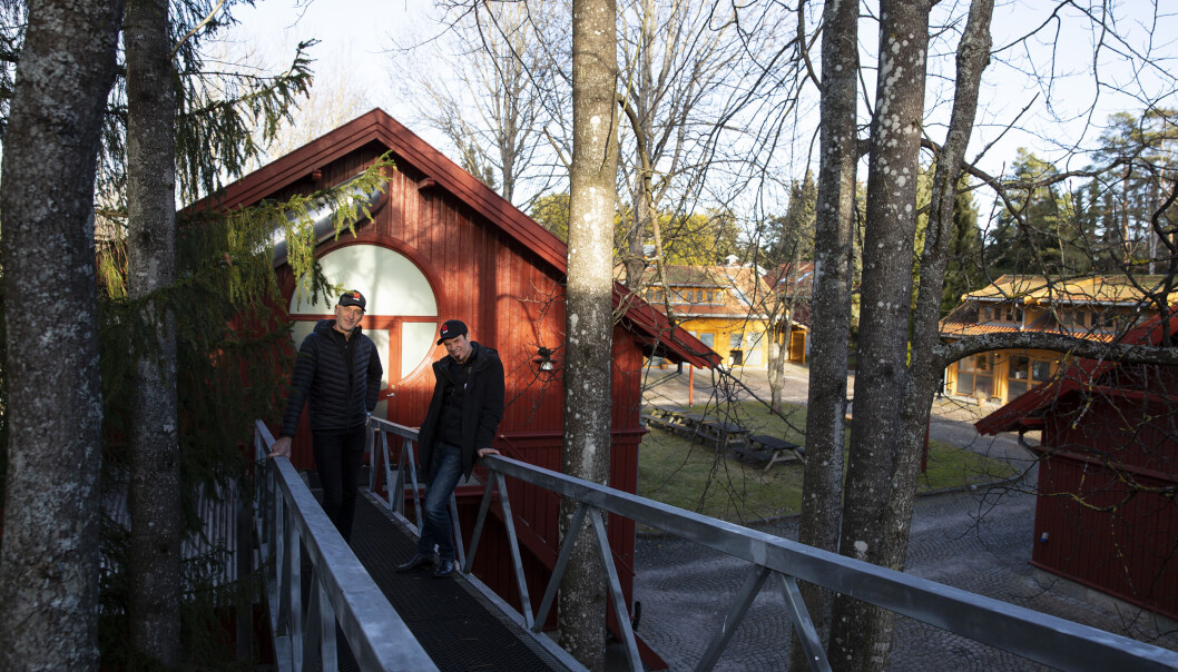Mellom skoger og jorder på Torsnes utenfor Fredrikstad har Bård Eker og hans kompanjong Victor Rosenvinge (t.h.) bygget opp et tun med ulike verkstedhaller, der de er med på å utvikle internasjonalt kjente merkevarer. Mellom skoger og jorder på Torsnes utenfor Fredrikstad har Bård Eker og hans kompanjong Victor Rosenvinge (t.h.) bygget opp et tun med ulike verkstedhaller, der de er med på å utvikle internasjonalt kjente merkevarer.