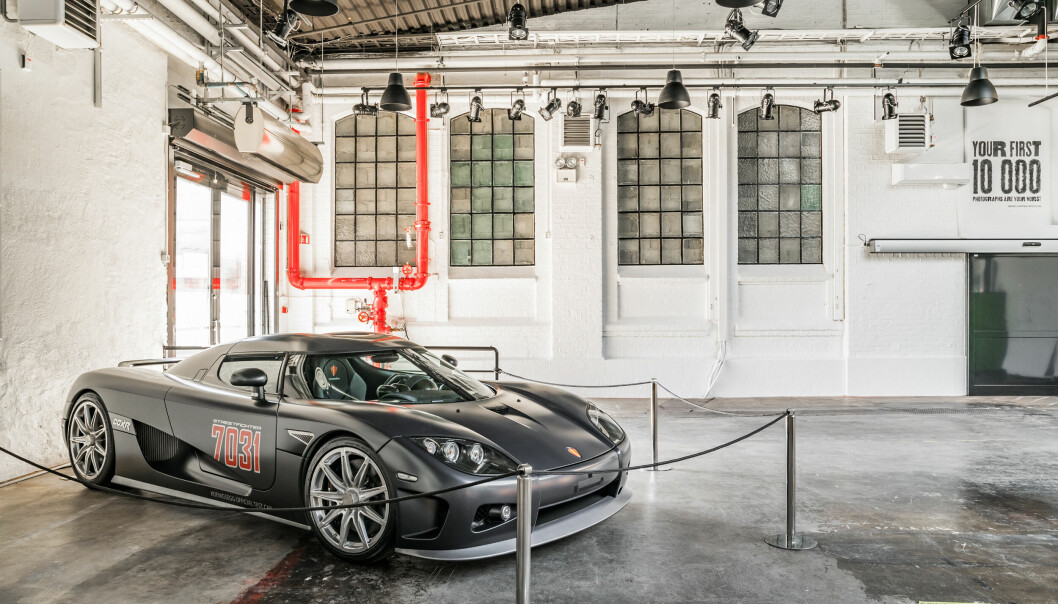Den mytiske Koenigsegg-bilen har fått sin plass i Bård Ekers nye arbeidsfellesskap på Skøyen. Den mytiske Koenigsegg-bilen har fått sin plass i Bård Ekers nye arbeidsfellesskap på Skøyen.