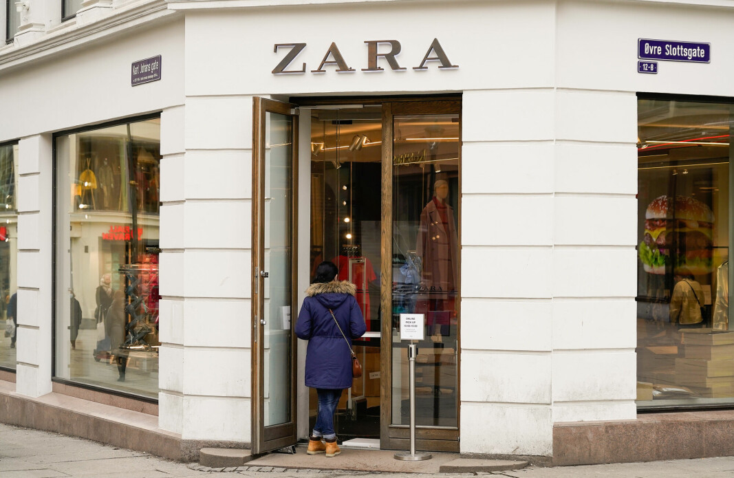 Klæskjeden Zara har begynt å ta betalt av dem som sender tilbake klær kjøpt på nett. Den som vil unngå returkostnaden må besøke en butikk som denne på Karl Johann i Oslo.