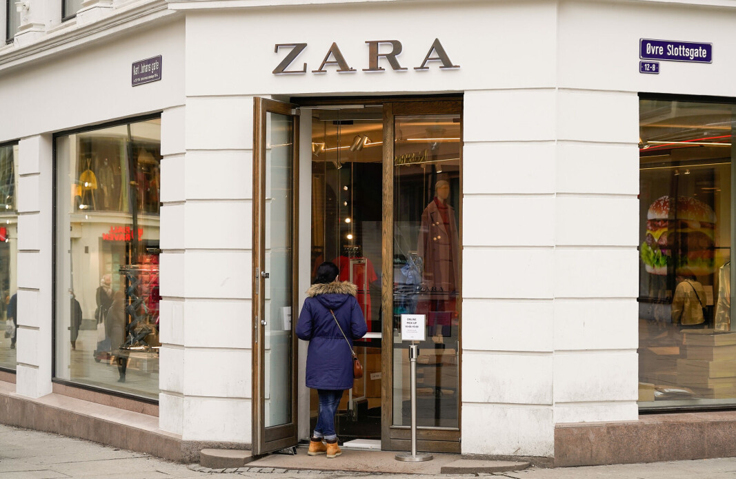 Klæskjeden Zara har begynt å ta betalt av dem som sender tilbake klær kjøpt på nett. Den som vil unngå returkostnaden må besøke en butikk som denne på Karl Johann i Oslo. Klæskjeden Zara har begynt å ta betalt av dem som sender tilbake klær kjøpt på nett. Den som vil unngå returkostnaden må besøke en butikk som denne på Karl Johann i Oslo.