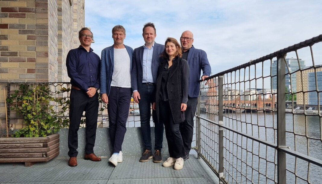 Endre Dingsør (fra venstre), Joachim Bader, John Kårikstad, Francesca Staehle og Christof Zahneissen i Forte Digital.på plass i Berlin i Tyskland. Endre Dingsør (fra venstre), Joachim Bader, John Kårikstad, Francesca Staehle og Christof Zahneissen i Forte Digital.på plass i Berlin i Tyskland.