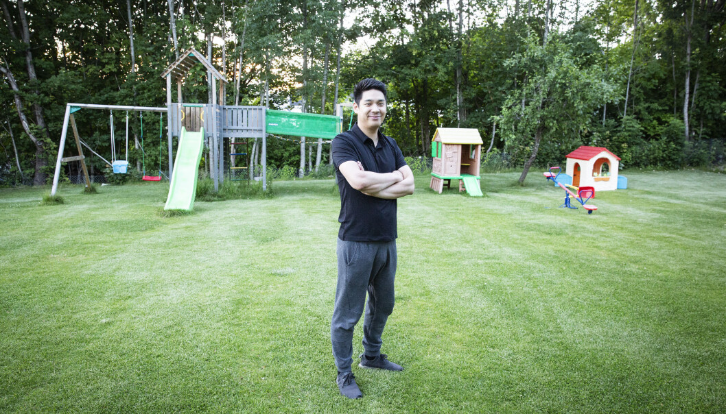 Velstelt plen og deler av lekeplassen Thuc Hoang har anlagt i hagen hjemme på Stovner. Velstelt plen og deler av lekeplassen Thuc Hoang har anlagt i hagen hjemme på Stovner.