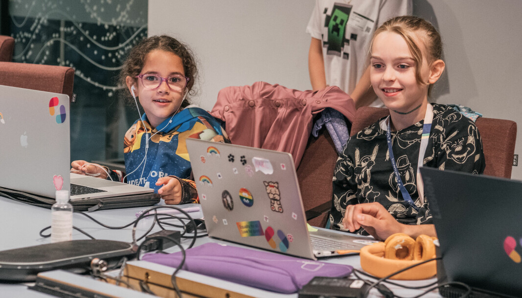 Sofia Paez og Isabel Telma Saxegaard Knott lærer å programmere sine egne spill.