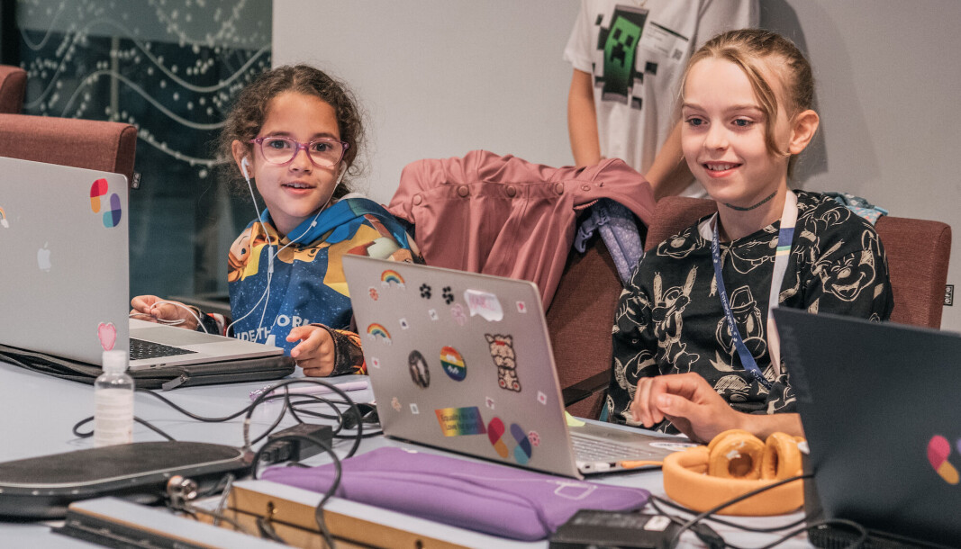 Sofia Paez og Isabel Telma Saxegaard Knott lærer å programmere sine egne spill. Sofia Paez og Isabel Telma Saxegaard Knott lærer å programmere sine egne spill.