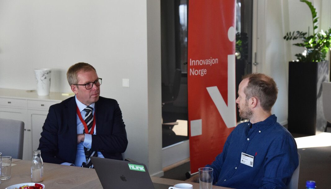 Håkon Haugli, administrerende direktør i Innovasjon Norge, sammen med Konrad Fagertun i Rocket Farm AS, under en presentasjon av rapporten mandag.