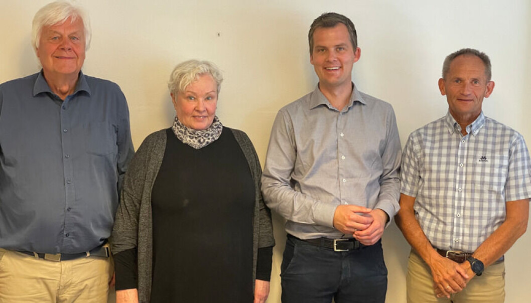 Lars Bjønnes og Ellen Uttkleiv selger Mobitech til direktør for forretningsutvikling i DSD, Martin Økland og IT-sjef i DSD, Tormod Bø. Lars Bjønnes og Ellen Uttkleiv selger Mobitech til direktør for forretningsutvikling i DSD, Martin Økland og IT-sjef i DSD, Tormod Bø.