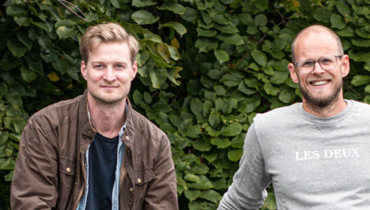 Skifter dekk i kundenes oppkjørsel: – Skal bygge noe stort på kort tid