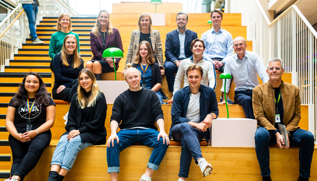 Teamet i Celsia poserer med investorene. Gründer Morten Hillbom og CEO Petter Reistad i midten foran. Teamet i Celsia poserer med investorene. Gründer Morten Hillbom og CEO Petter Reistad i midten foran.