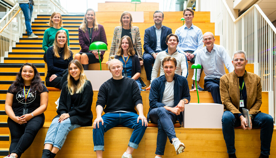 Teamet i Celsia poserer med investorene. Gründer Morten Hillbom og CEO Petter Reistad i midten foran.