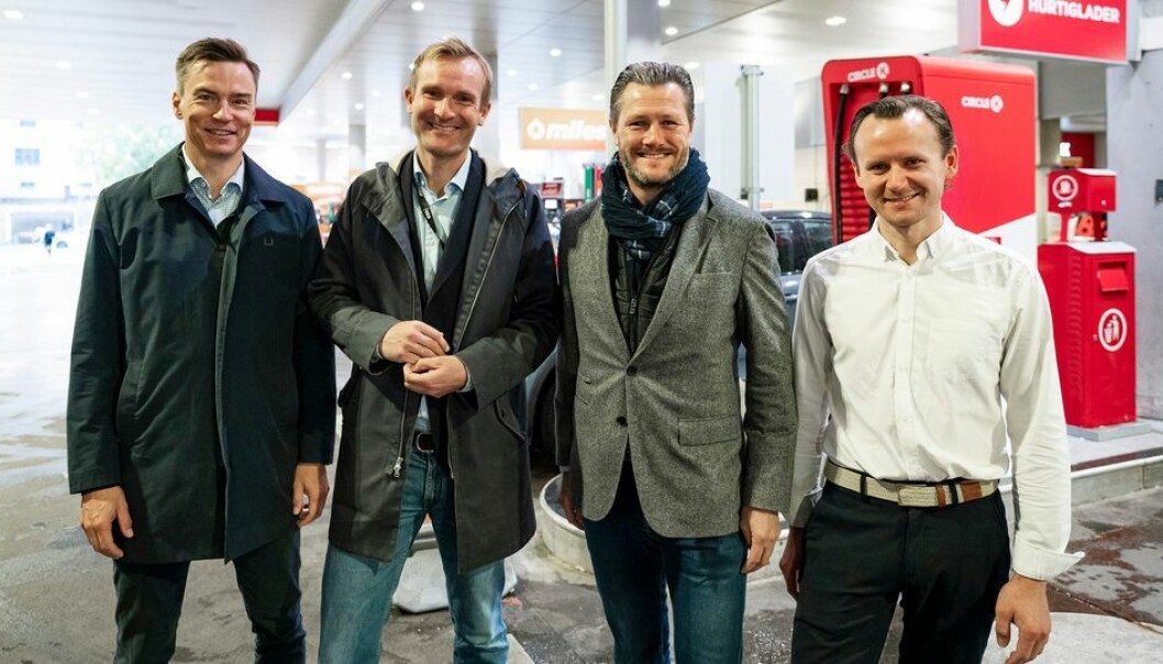 Fra venstre: Håkon Stiksrud, direktør for E-mobility i Circle K, Christian Haneborg, Styreleder i Elton Mobility AS, Christian Ellneby, strategidirektør for Global E-Mobility i Circle K, og Jørgen Elton Nilsen, daglig leder i Elton Mobility AS. Foto: Elton Fra venstre: Håkon Stiksrud, direktør for E-mobility i Circle K, Christian Haneborg, Styreleder i Elton Mobility AS, Christian Ellneby, strategidirektør for Global E-Mobility i Circle K, og Jørgen Elton Nilsen, daglig leder i Elton Mobility AS. Foto: Elton
