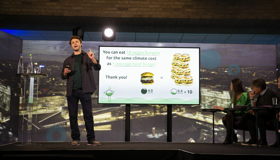 Gründer Christoffer Connée i Klimato forklarer juryen og publikum på DNB NXT hvor mange vegetarburgere du kan spise før du har bidratt til like store klimautslipp som en kjøttburger.