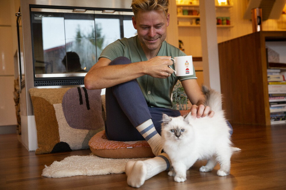Impact-investor Jørn Haanæs liker myke verdier, her representert med katten Don. Samtidig er han overbevist om at det vil gi hard cash tilbake å løse verdens største problem, klimaendringene.