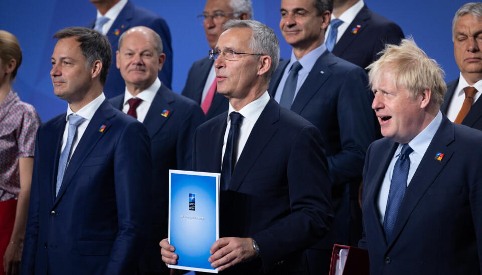Jens Stoltenberg, flankert av statsledere i NATO, da 'the letter of intent' om et nytt innovasjonsfond ble signert i juni.