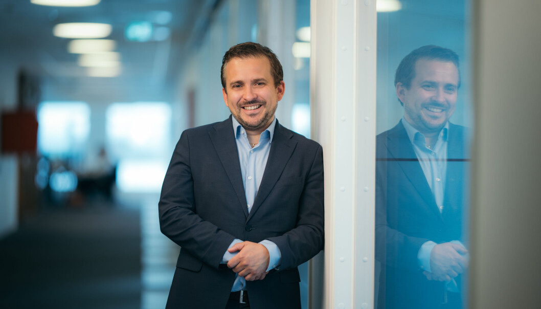 Med byggingen av Iphone-versjonen av mobilbanken på plass i skyen har DNBs teknologidirektør Nicolai Rygh, til sist fått en helt skybasert mobilbank. Med byggingen av Iphone-versjonen av mobilbanken på plass i skyen har DNBs teknologidirektør Nicolai Rygh, til sist fått en helt skybasert mobilbank.