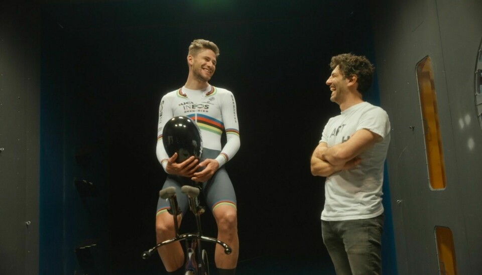 Syklist Filippo Ganna (t.v.) og gründere Luca Oggiano i NablaFlow under forberedelsene til rekordforsøket.
