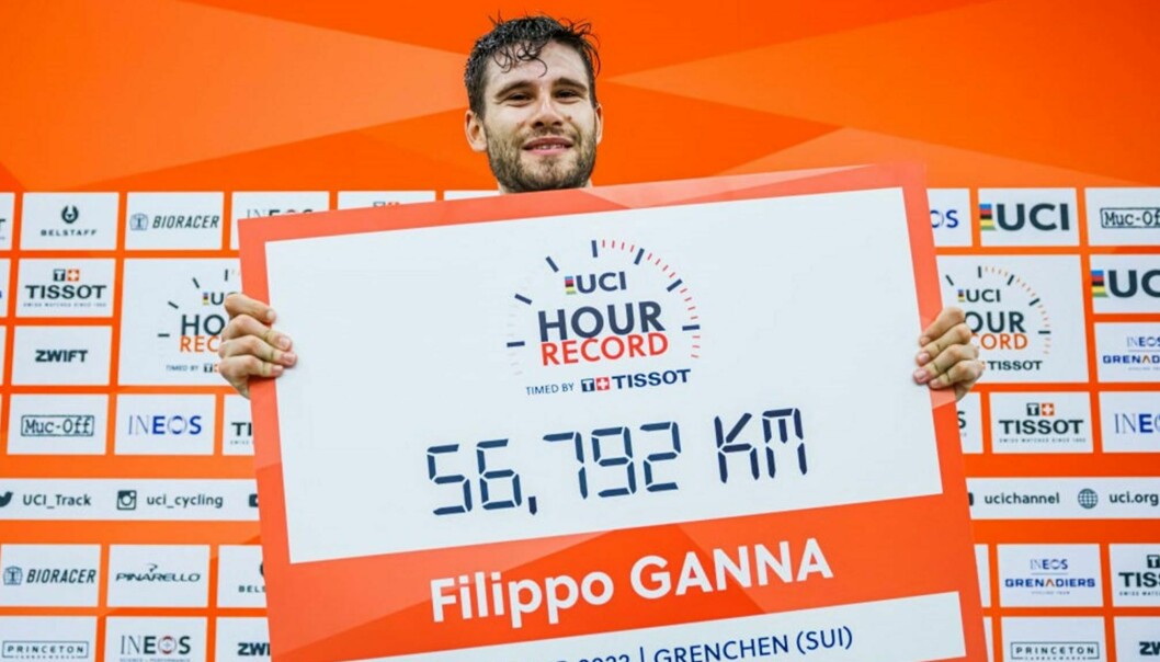 Filippo Ganna viser frem hvor langt han kom på den heftige timen med sykling i velodromen i Grenchen i Sveits.
