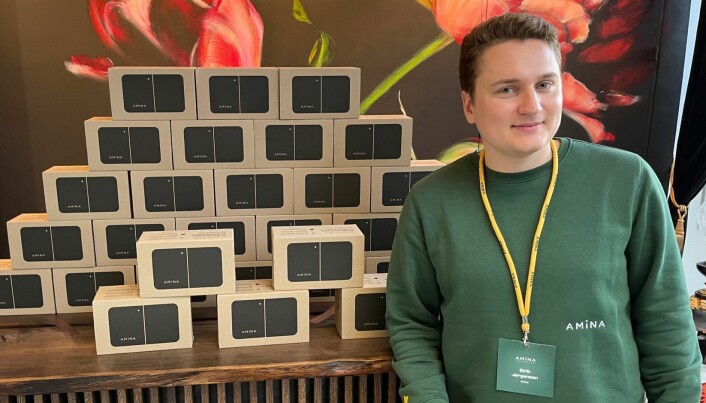 Gründer og administrerende direktør Eirik Jørgensen foran pakkene med elbilladere fra Amina. Gründer og administrerende direktør Eirik Jørgensen foran pakkene med elbilladere fra Amina.