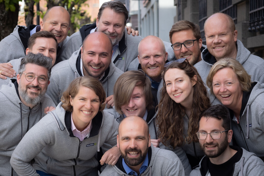 Teamet i Adminkit. Bak fra venstre: Pål Reinert Bredvei og Tom Bülow Kristiansen. Nest bakerst fra venstre: Henrik Thuve Andersen, Emmanouil Karafotakis, Vidar Aune Westrum, Erik Isaksen og Jon Hegg. Tredje rad bakfra fra venstre: Spyros Psarras, Birte Svenssen, Jostein Bay, Agnieszka Sek og Line Engen Storjordet. Front: Jan Bredo Pettersen og Stavros Vasileiadis. Teamet i Adminkit. Bak fra venstre: Pål Reinert Bredvei og Tom Bülow Kristiansen. Nest bakerst fra venstre: Henrik Thuve Andersen, Emmanouil Karafotakis, Vidar Aune Westrum, Erik Isaksen og Jon Hegg. Tredje rad bakfra fra venstre: Spyros Psarras, Birte Svenssen, Jostein Bay, Agnieszka Sek og Line Engen Storjordet. Front: Jan Bredo Pettersen og Stavros Vasileiadis.