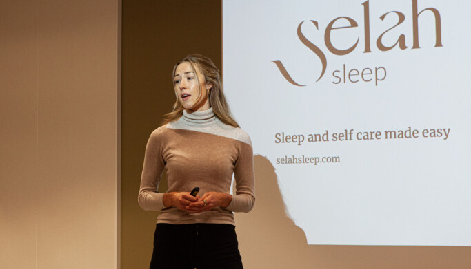 Maria With Hoen er en av to gründere til Selah Sleep som vil få folk å legge bort mobiltelefonen når de går og legger seg. Maria With Hoen er en av to gründere til Selah Sleep som vil få folk å legge bort mobiltelefonen når de går og legger seg.