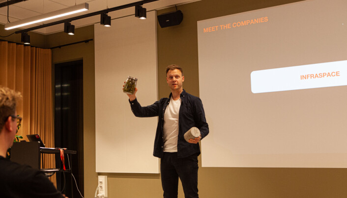 Gründer Andreas Kjølseth i Infraspace viser frem norsk myr og betong på for å visa på to av de største klimagasspåvirkerne i den næringen han vender seg til Gründer Andreas Kjølseth i Infraspace viser frem norsk myr og betong på for å visa på to av de største klimagasspåvirkerne i den næringen han vender seg til