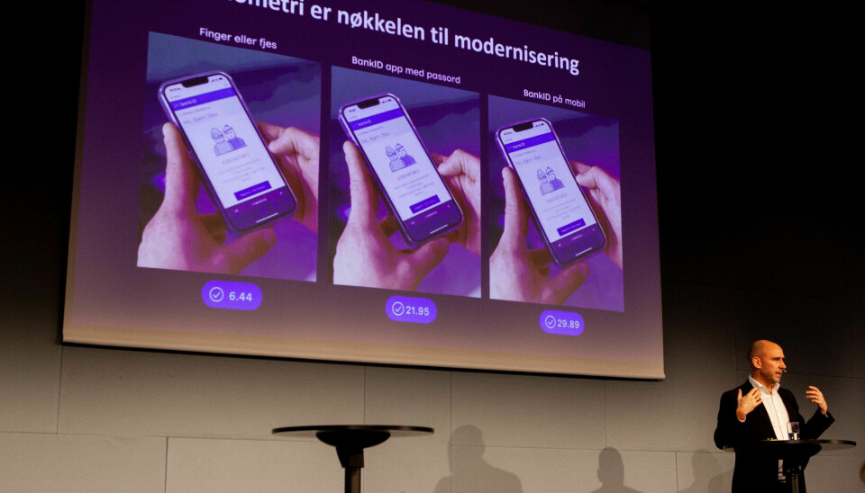 BankID -sjefen Øyvind Brekke viser frem fremtidig tidsbruk i BankID-appen.