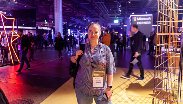 Lendwills Anzehilka Osmanova ble fanget på bilde på vei mellom to av hennes 23 investormøter på Slush Lendwills Anzehilka Osmanova ble fanget på bilde på vei mellom to av hennes 23 investormøter på Slush