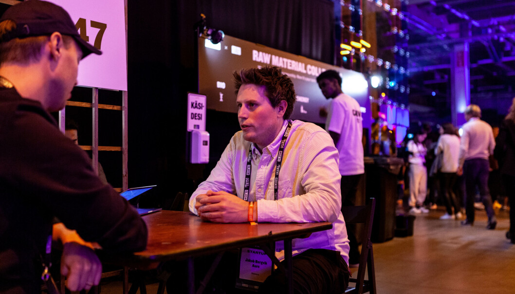 Markedssjef Jakob Bergvik Aure i Keenious har full konsentrasjon under et av mange investormøter. Markedssjef Jakob Bergvik Aure i Keenious har full konsentrasjon under et av mange investormøter.