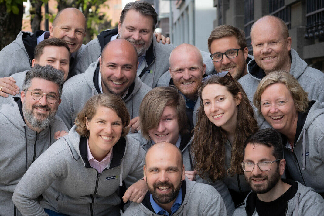 Teamet i Adminkit. Bak fra venstre: Pål Reinert Bredvei og Tom Bülow Kristiansen. Nest bakerst fra venstre: Henrik Thuve Andersen, Emmanouil Karafotakis, Vidar Aune Westrum, Erik Isaksen og Jon Hegg. Tredje rad bakfra fra venstre: Spyros Psarras, Birte Svenssen, Jostein Bay, Agnieszka Sek og Line Engen Storjordet. Front: Jan Bredo Pettersen og Stavros Vasileiadis. Foto: Heidi Marie Gøperød Teamet i Adminkit. Bak fra venstre: Pål Reinert Bredvei og Tom Bülow Kristiansen. Nest bakerst fra venstre: Henrik Thuve Andersen, Emmanouil Karafotakis, Vidar Aune Westrum, Erik Isaksen og Jon Hegg. Tredje rad bakfra fra venstre: Spyros Psarras, Birte Svenssen, Jostein Bay, Agnieszka Sek og Line Engen Storjordet. Front: Jan Bredo Pettersen og Stavros Vasileiadis. Foto: Heidi Marie Gøperød