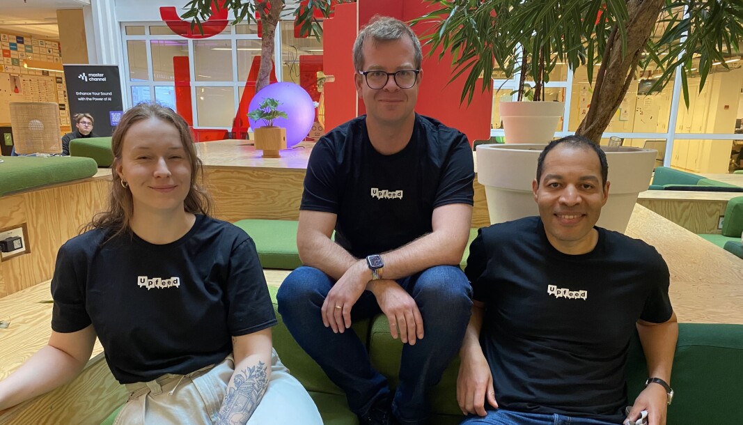 Upfeed-teamet: Medgründer Inga Lang, også linguist og NLP-utvikler, CTO Leif Uwe Vogelsang - og Joakim William Hauge, gründer og daglig leder. Selskapet utvikler en skriveassistent. – Om vi ser på engelsk og de nordiske språkene alene, så estimerer vi et marked på mer enn 80 milliarder dollar i året, sier Hauge. Upfeed-teamet: Medgründer Inga Lang, også linguist og NLP-utvikler, CTO Leif Uwe Vogelsang - og Joakim William Hauge, gründer og daglig leder. Selskapet utvikler en skriveassistent. – Om vi ser på engelsk og de nordiske språkene alene, så estimerer vi et marked på mer enn 80 milliarder dollar i året, sier Hauge.