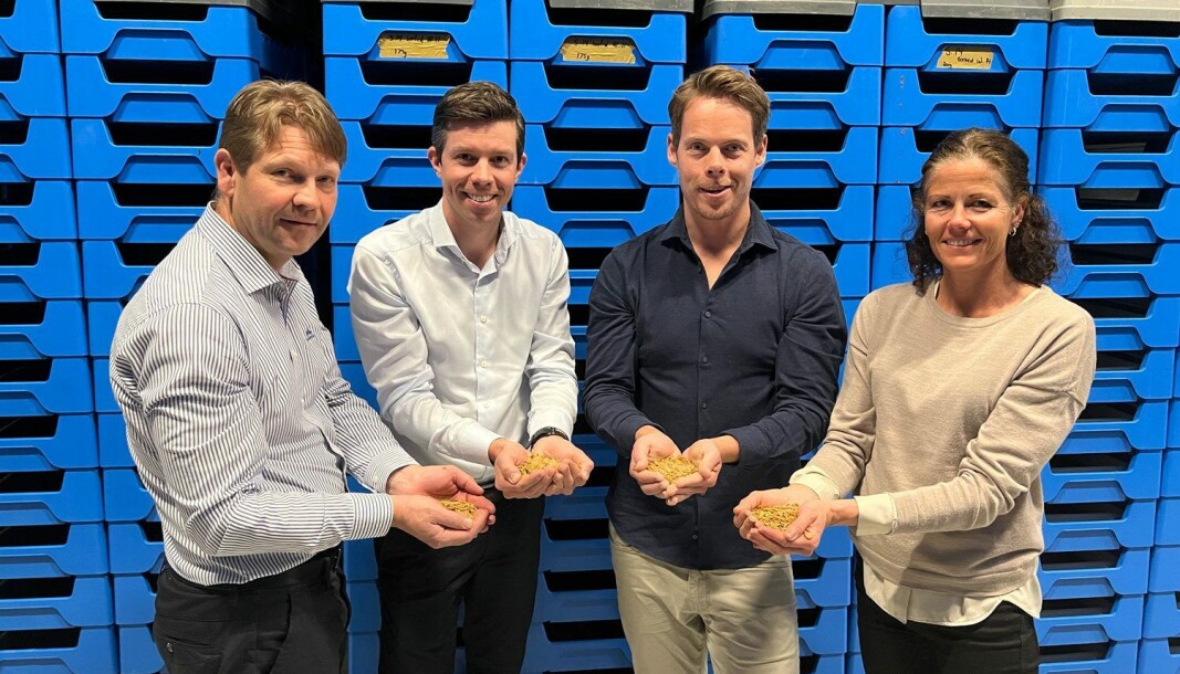 GODT TEAM: Nordea-duoen Hans Tysnes (fra venstre) og Henrik Dønnum Roe sammen med Invertapros daglige leder, Alexander Solstad Ringheim, og Invertapro-CFO Trude Andersen. GODT TEAM: Nordea-duoen Hans Tysnes (fra venstre) og Henrik Dønnum Roe sammen med Invertapros daglige leder, Alexander Solstad Ringheim, og Invertapro-CFO Trude Andersen.