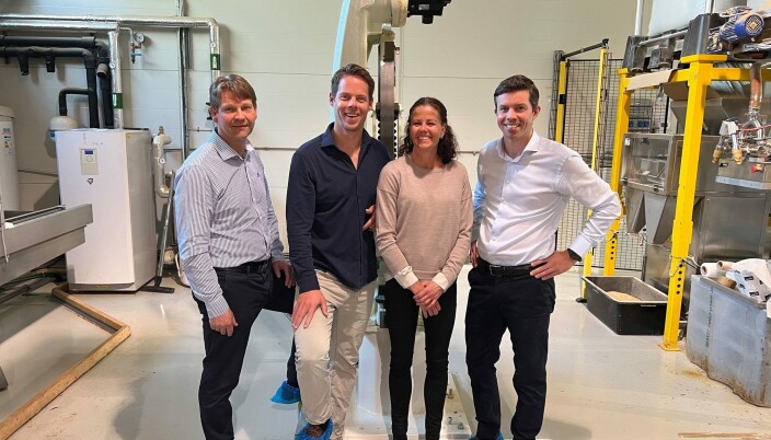 AUTOMATISERT BUSINESS: Ingen menneskehender er i bruk når Invertapro aler opp larvene sine. Alt er styrt av roboter som blant annet læres opp av maskinlæring. Herstår Hans Tysnes, Alexander Solstad Ringheim, Trude Andersen og Henrik Dønnum Roe foran en robotarm. AUTOMATISERT BUSINESS: Ingen menneskehender er i bruk når Invertapro aler opp larvene sine. Alt er styrt av roboter som blant annet læres opp av maskinlæring. Herstår Hans Tysnes, Alexander Solstad Ringheim, Trude Andersen og Henrik Dønnum Roe foran en robotarm.